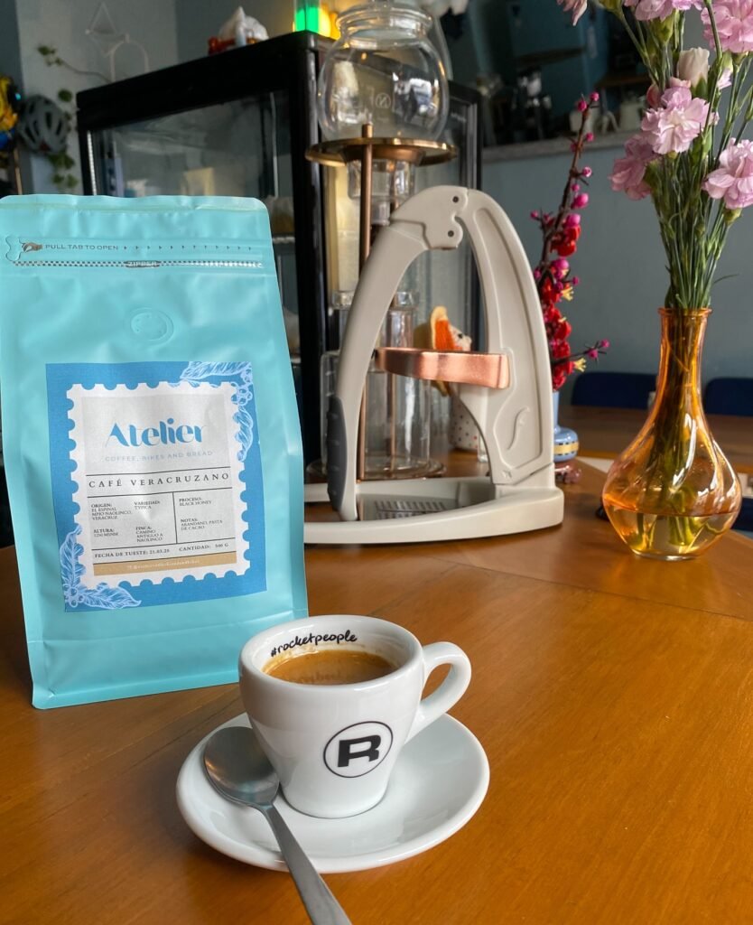 Interior de Atelier Coffee, Bikes and Bread en Xalapa con ambiente original y bicicletas