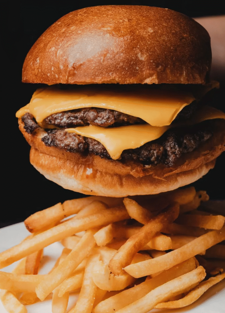 Interior de CASEY Cafetería en Xalapa con ambiente acogedor y comida deliciosa