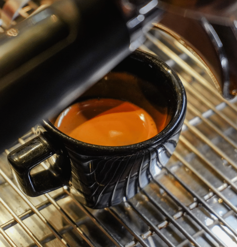 Interior relajado de MalQuerido Café en Xalapa con ambiente acogedor