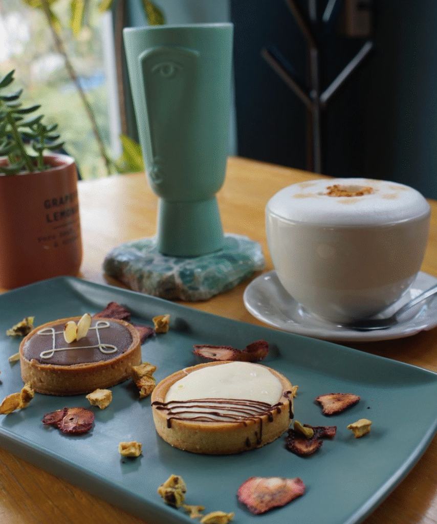 Pan artesanal y rollos de canela en Ofelia Pan y Café Xalapa