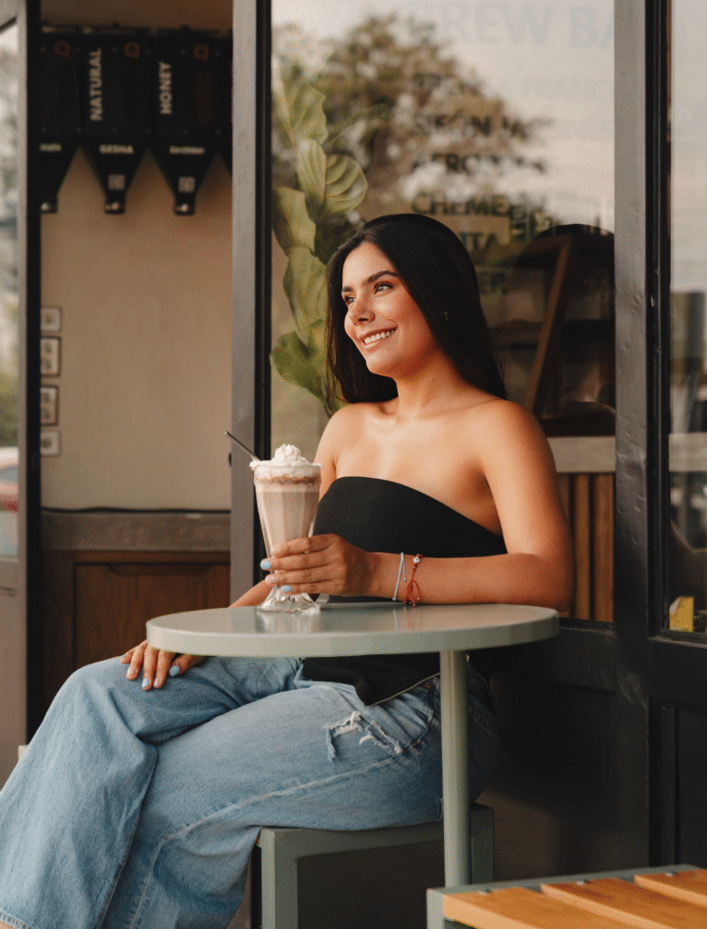 Interior cinematográfico de Q Nico Cafés Especiales en Xalapa con barra de especialidad