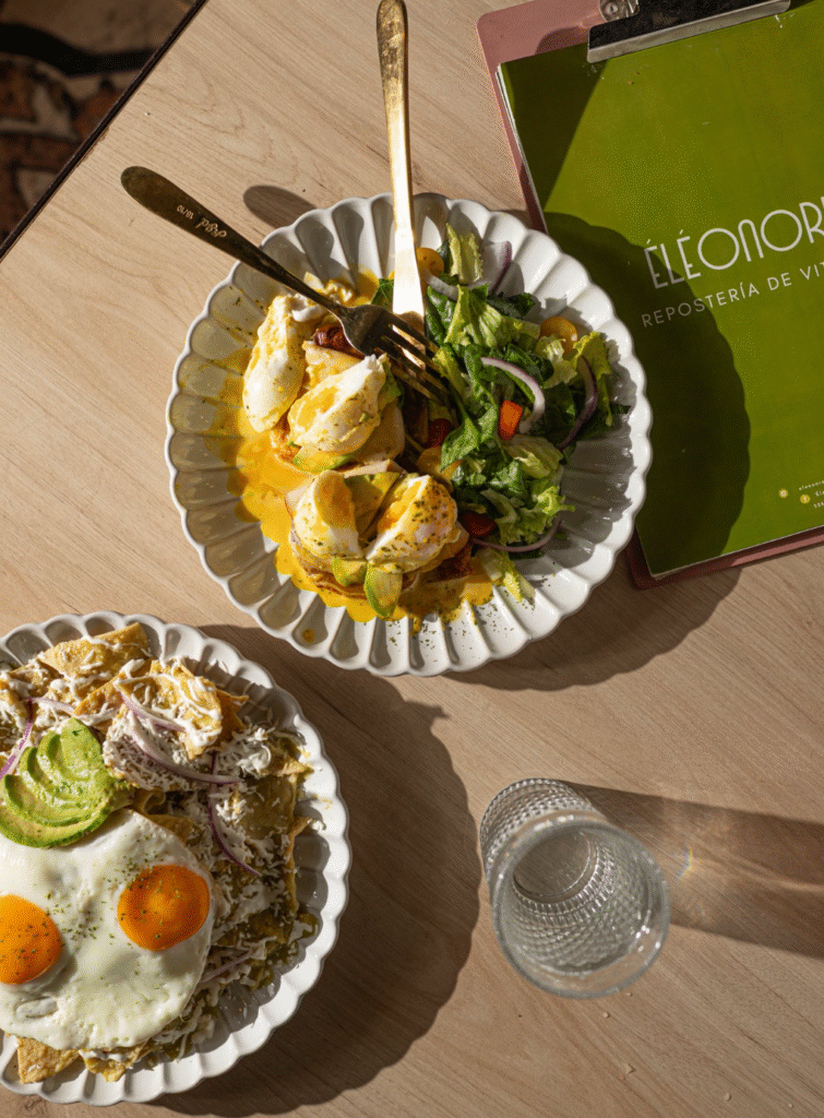 Vitrina de repostería artesanal de Éleonoré en Coatepec con hojaldres y postres