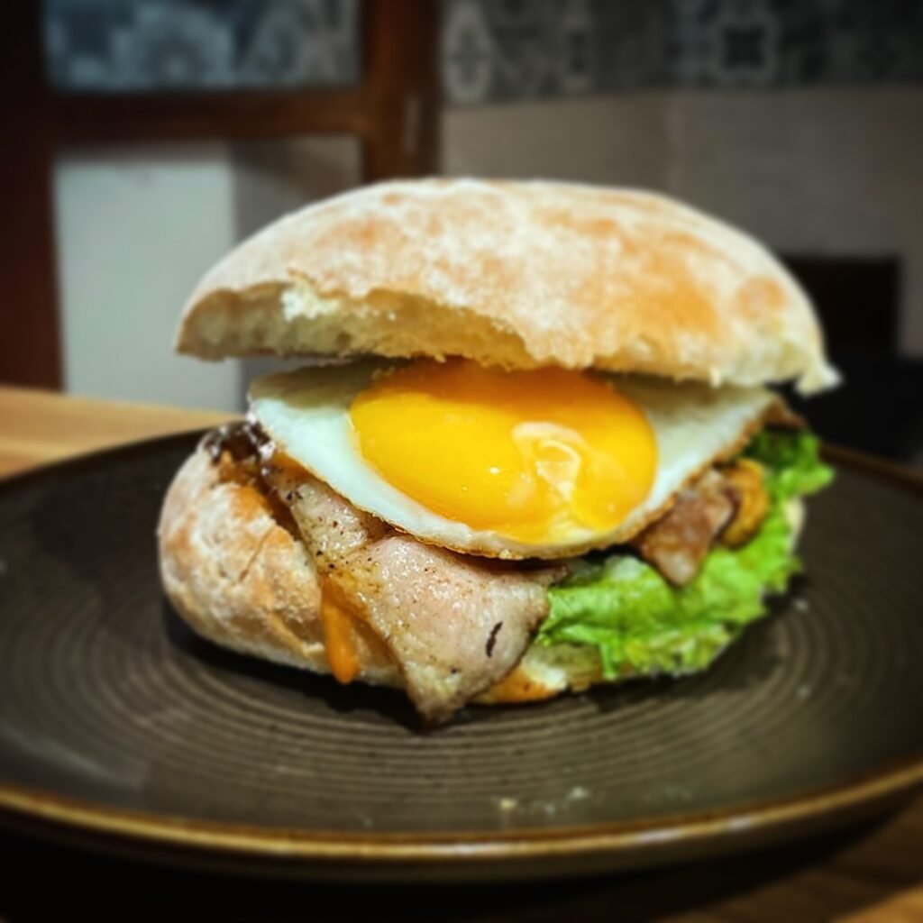 Pambazo xalapeño relleno de frijoles con chorizo y rajas, antojito típico de la comida callejera en Xalapa, Veracruz