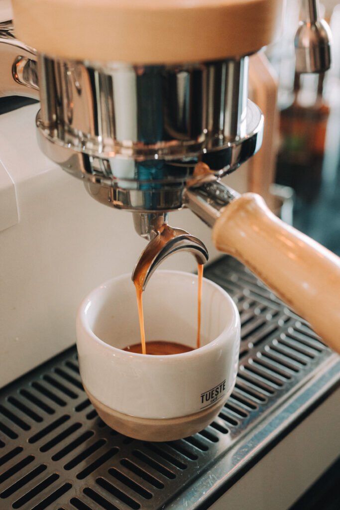 Interior de Tueste Café en Coatepec mostrando la escuela del café y equipos de tostado